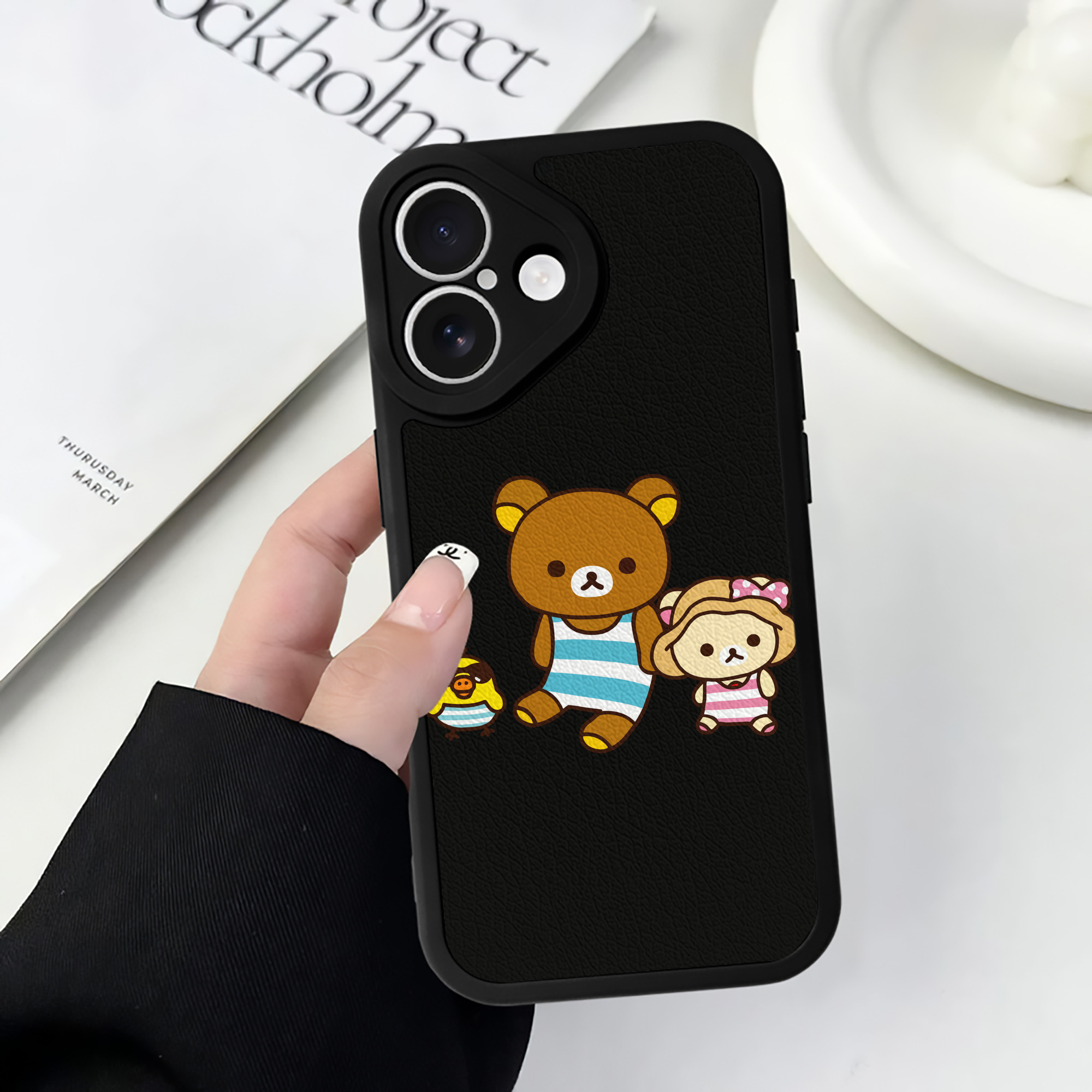 （画像用） リラックマ リラックマ キイロイトリ Rilakkuma Korilakkuma Kiiroitori 【iPhone 16シリーズ対応】シリコンスマホケース（レザー調） 材質：シリコン